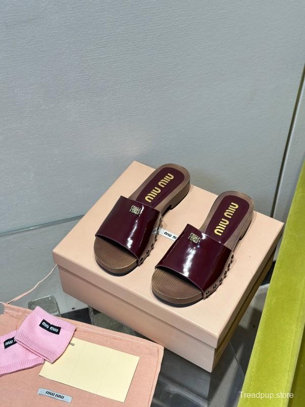 2025 Women Miu Miu Burgundy Patent Leather Slippers KFY00230