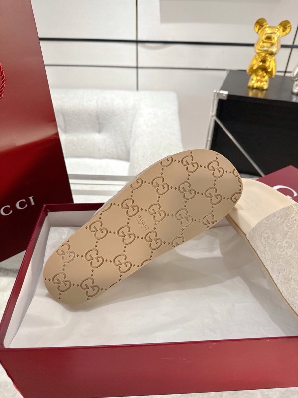 2025 Unisex Gucci Beige Embossed Leather Slippers Double G AS00240