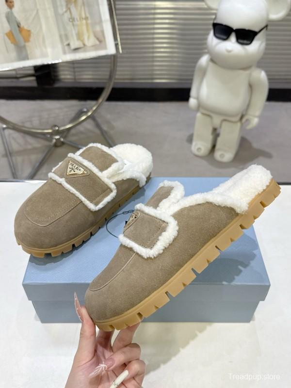 Prada Fall/Winter 2025 New Fur Mule Shoes Triangle Buckle Bread Toe Half Slippers - KFY00270
