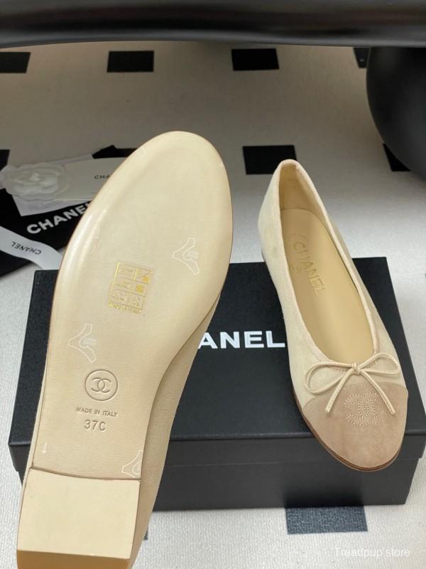 Chanel Ballet Flats with Bow Detail in Suede - KFY00300